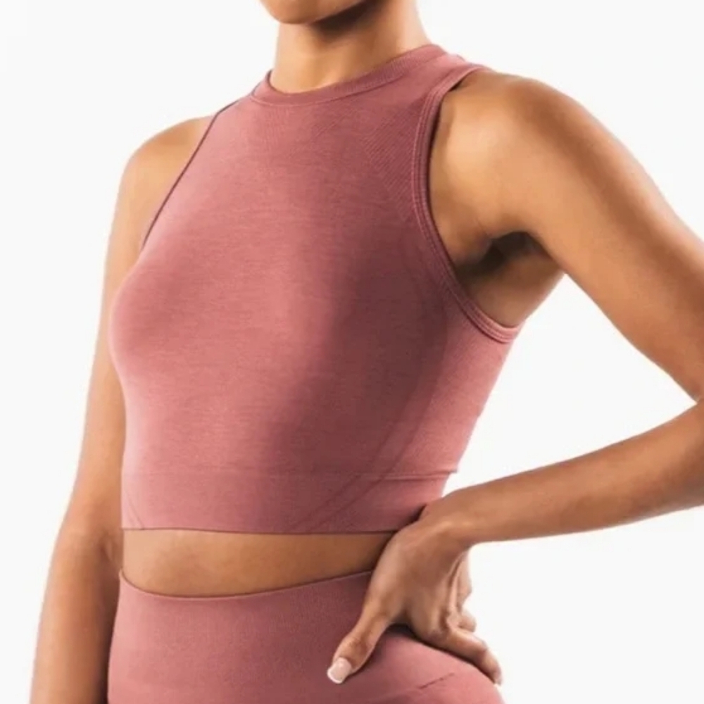 Alphalete Stratus Cropped Tank, Rose.